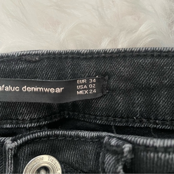 COPY - Zara | high rise distressed ankle raw hem rivetted jeans 2 - Picture 4 of 12